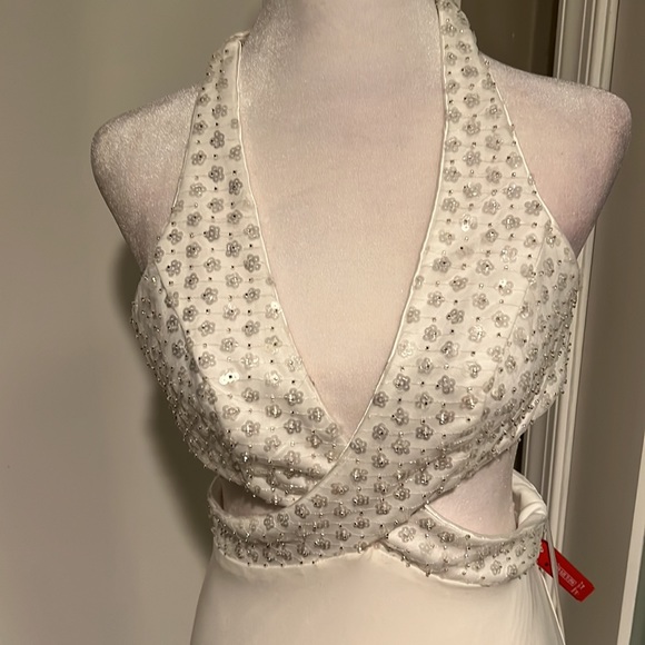MAC DUGGAL Sequined Criss Cross Bodice Gown 4 - Picture 5 of 9